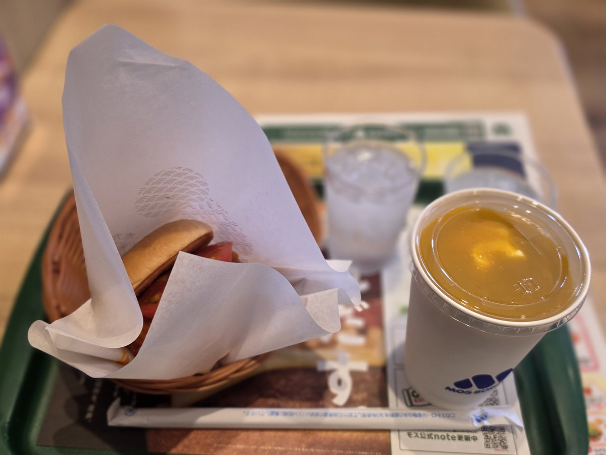 taixrin's tweet photo. とりあえず朝ごはん。
なぜか水2杯もくれた https://t.co/hFz8pXAHOx