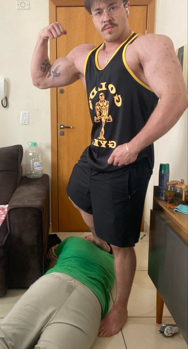 thealphaben's tweet photo. Pisando nesse verme nojento que pagou só pra ser humilhado 🤣💸🚮

Até se borrou 🤣

É isso que todo viado perdedor merece, só estão aqui pra serem rebaixados e me servirem entregando todo o seu dinheiro 🤑🫵

#Findom #Cashmaster #Paypig https://t.co/pzgAeboEv5