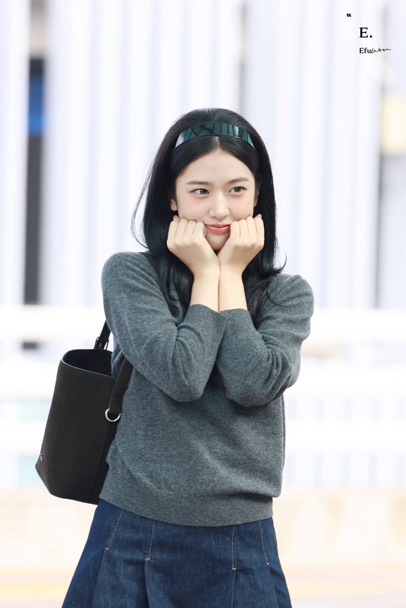 ayjpix's tweet photo. ONE BITE AND SHE WILL BE GONE ��😆

YUJIN VERS PARIS
#YUJINgoestoPFW #ANYUJIN #LacosteSS27 @Lacoste https://t.co/j9Gj2vGev0