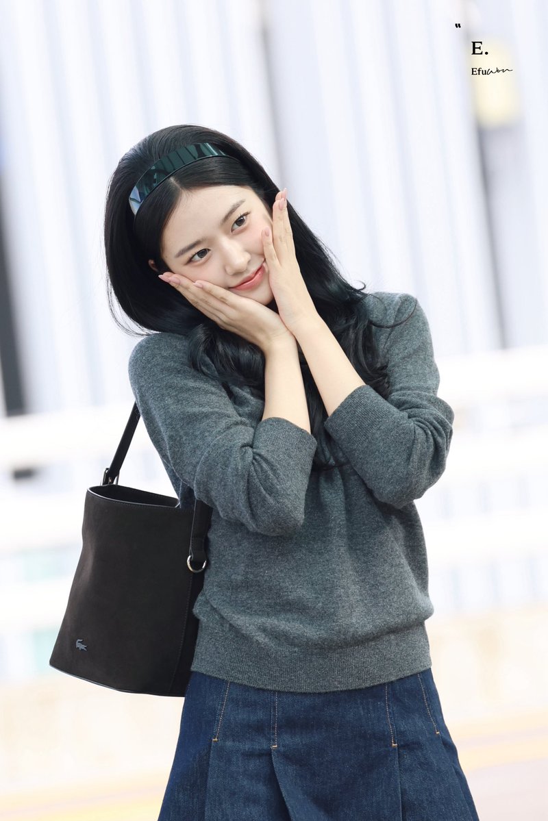 ayjpix's tweet photo. ONE BITE AND SHE WILL BE GONE ��😆

YUJIN VERS PARIS
#YUJINgoestoPFW #ANYUJIN #LacosteSS27 @Lacoste https://t.co/j9Gj2vGev0