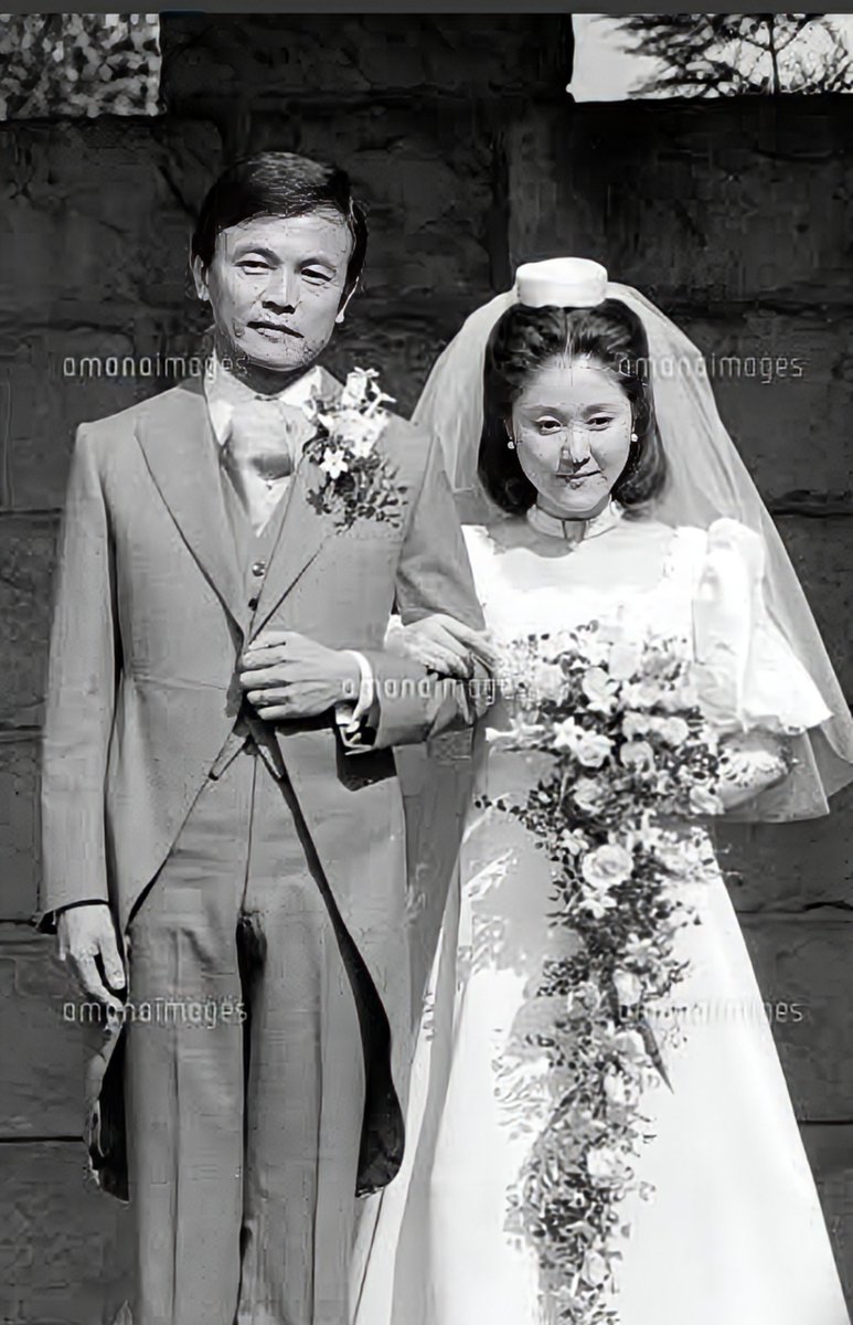 kumi11117777's tweet photo. 麻生太郎 結婚式👰🤵
1983年11月3日
麻生 43歳
千賀子 33歳
2人は結婚して43年
でも愛人とは50年
麻生の結婚が遅かったのは
愛人の存在があったからかな…？
身分が違い過ぎて結婚は
出来なかったから
長い付き合いに？

千賀子夫人の父は
鈴木善幸首相
弟は元財務大臣
政略結婚だったか？

夫人は
麻生 商事
麻生フォームクリート
麻生興産 の取締役を経て
現在株式会社 麻生の取締役
である

まるで
🇬🇧チャールズとカミラ
みたいで
夫人が気の毒で仕方ない