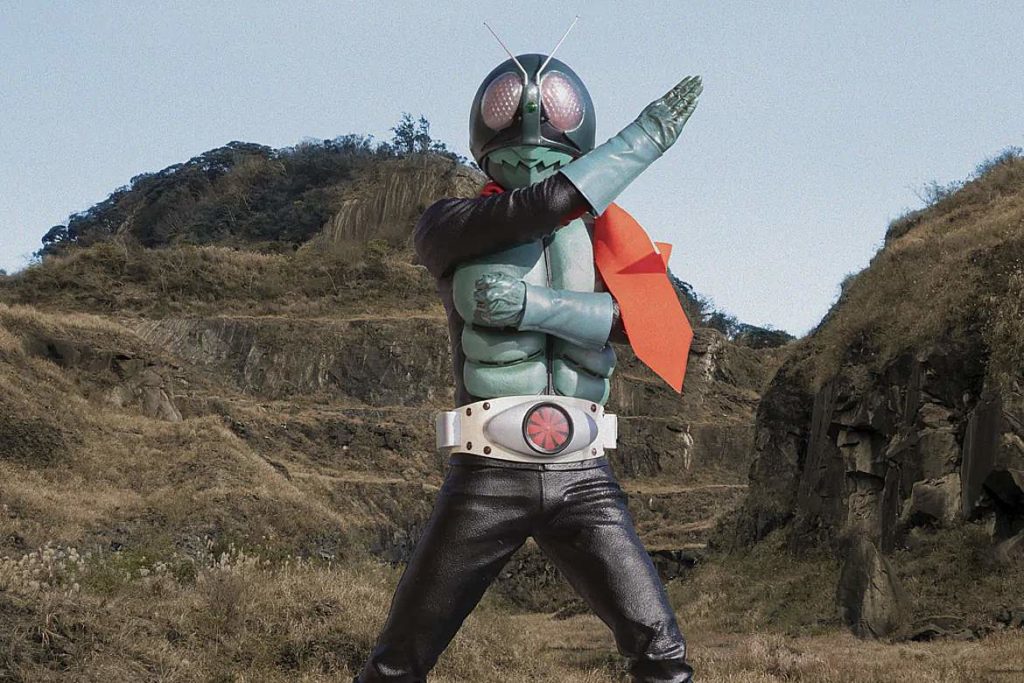 KatsuyaHarada's tweet photo. Quis pegar o embalo desse conteúdo e fazer o seguinte fio🧶:

Qual é o lado político de Kamen Rider?

(Já aviso que é um conteúdo extenso, mas tentei ser o mais educativo e estruturado possível para entregar a resposta para vocês)

A princípio, a pergunta parece difícil de responder. Estamos falando de uma franquia que existe desde 1971, atravessou mais de cinco décadas da história japonesa e passou pelas mãos de dezenas de roteiristas, produtores e diretores. Não existe uma declaração da Toei estabelecendo que Kamen Rider seja oficialmente uma franquia de esquerda ou de direita. 

Isso, porém, não significa que suas histórias sejam politicamente neutras. Quando observamos quais estruturas seus protagonistas enfrentam, quais personagens suas histórias protegem e principalmente como a franquia representa o exercício do poder, encontramos uma tendência bastante consistente.

Essa tendência aparece já em 1971. Takeshi Hongo não escolhe tornar-se Kamen Rider. Ele é sequestrado pela Shocker, tem seu corpo modificado e deveria posteriormente passar por uma lavagem cerebral que eliminaria sua autonomia. Hongo consegue escapar antes da modificação cerebral. Isso significa que a diferença fundamental entre o primeiro Kamen Rider e seus inimigos não está sequer na tecnologia utilizada. 

O corpo de Hongo é produto da própria Shocker. A diferença está na vontade. Para a Shocker, um indivíduo excepcional pode ser sequestrado, modificado e convertido em instrumento de um projeto maior. Para Hongo, nenhuma organização possui esse direito.

Esse ponto é particularmente importante quando colocamos a série no Japão de 1971. O primeiro-ministro era Eisaku Satō, do Partido Liberal Democrata, o LDP, principal força conservadora da política japonesa do pós-guerra. Apenas 26 anos haviam se passado desde a derrota japonesa na Segunda Guerra Mundial. 

O país ainda convivia diretamente com as consequências do militarismo, da ocupação americana, da Guerra Fria, da Guerra do Vietnã, das grandes manifestações contra o Tratado de Segurança Japão-EUA e dos movimentos estudantis dos anos 1960. 

A Shocker não deve ser reduzida a uma representação do governo Satō, mas Kamen Rider nasce dentro de uma sociedade em que militarismo, autoridade e liberdade individual eram questões políticas extremamente presentes. 

Não por acaso, a própria mitologia da Shocker estabelece associações com a Alemanha nazista. O primeiro grande inimigo de Kamen Rider não é simplesmente um criminoso: é uma organização totalitária que pretende reorganizar a sociedade eliminando a autonomia dos indivíduos.
