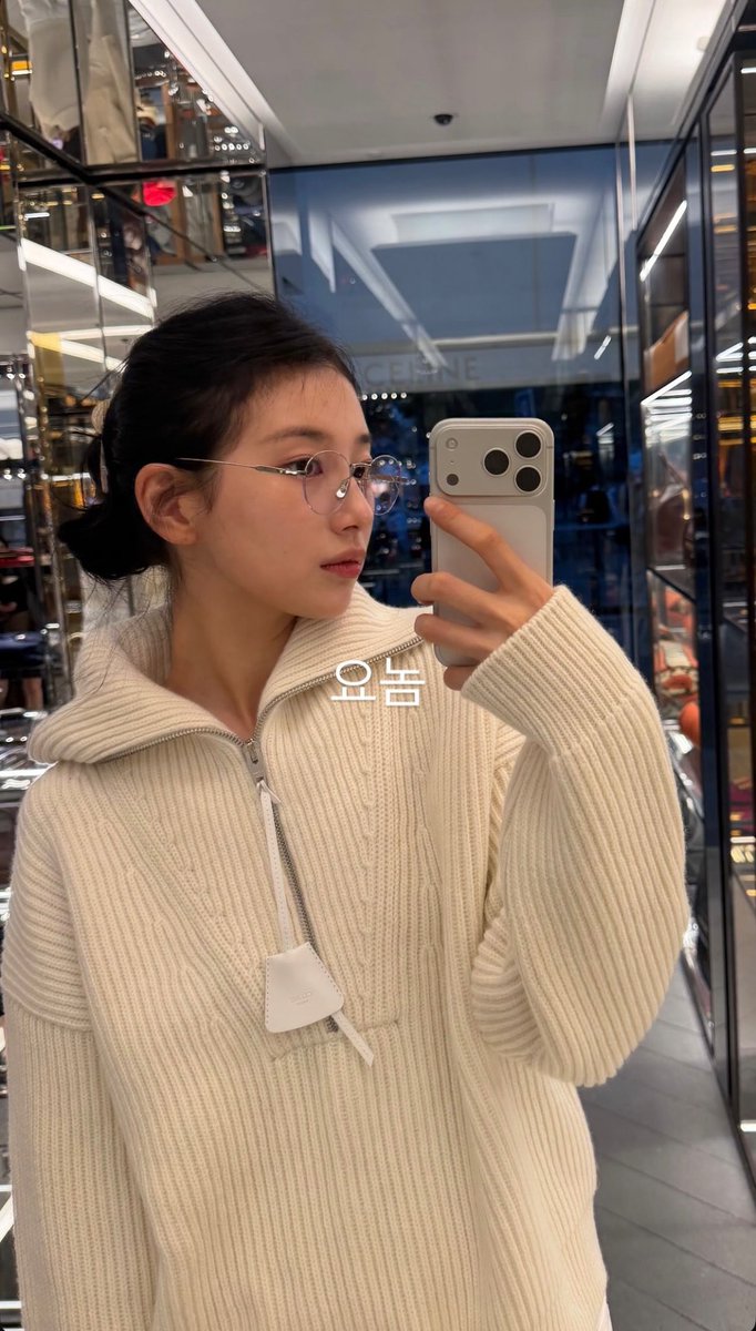 seori_ri_ri's tweet photo. 파리 수지 벌써부터 레전드 찍기 시작 https://t.co/lfvKfbGyI1