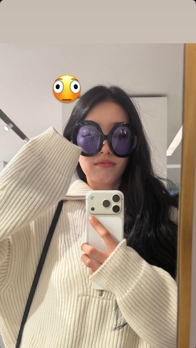 seori_ri_ri's tweet photo. 파리 수지 벌써부터 레전드 찍기 시작 https://t.co/lfvKfbGyI1