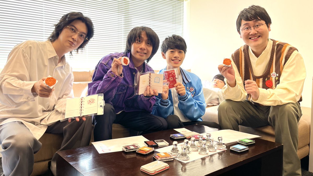 qk_10th's tweet photo. ／
10周年の思い出にスタンプを集めよう！✨
＼

これまでのイベントや記念展に設置していた全てのスタンプが集結！
さらに10周年ロゴのスタンプも📣

11時〜16時は全ての方、16時半〜20時半はイベントのチケットをお持ちの方が対象です👀

場所：東京ガーデンシアター　2Fホワイエ

#QuizKnock10周年プロジェクト