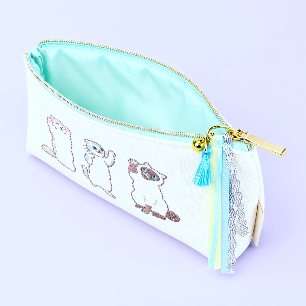 WildColorz's tweet photo. Embroidered Cat Pen Case with Ribbon.

-Genuine embroidery detail
- A charm-style zipper pull with ribbon, tassel, and a soft bell jingle

Link in the bio.
Limited Stock !!!

#pencase #japanesestationery #catlovers https://t.co/GyfyxJZKLp