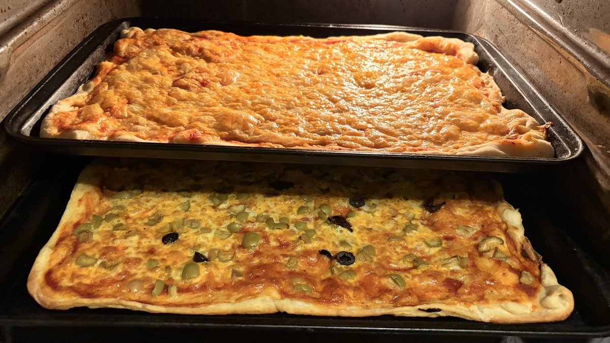 lissandraruas's tweet photo. Sexta é dia de pizza! https://t.co/relk4E3HoR