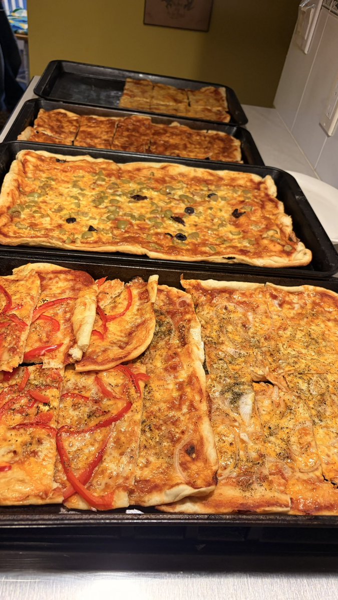lissandraruas's tweet photo. Sexta é dia de pizza! https://t.co/relk4E3HoR