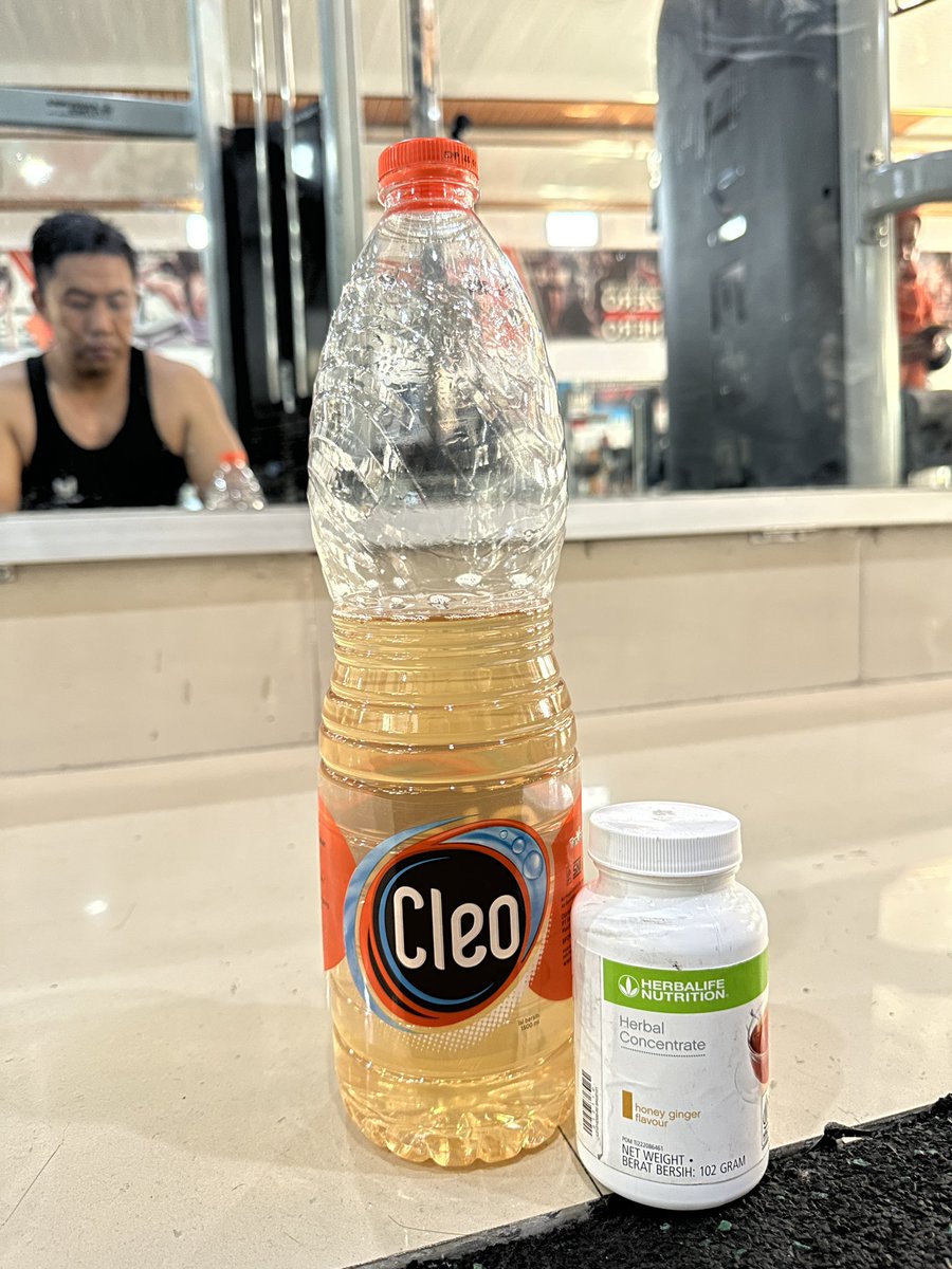 heyradit_ae's tweet photo. Doping sebelum gym wajib teh herbalife 😂, biar kebakar lemaknya 😂 #gymbro #indomuscle #madiun #magetan #ngawi https://t.co/Q1MTJI6IL8