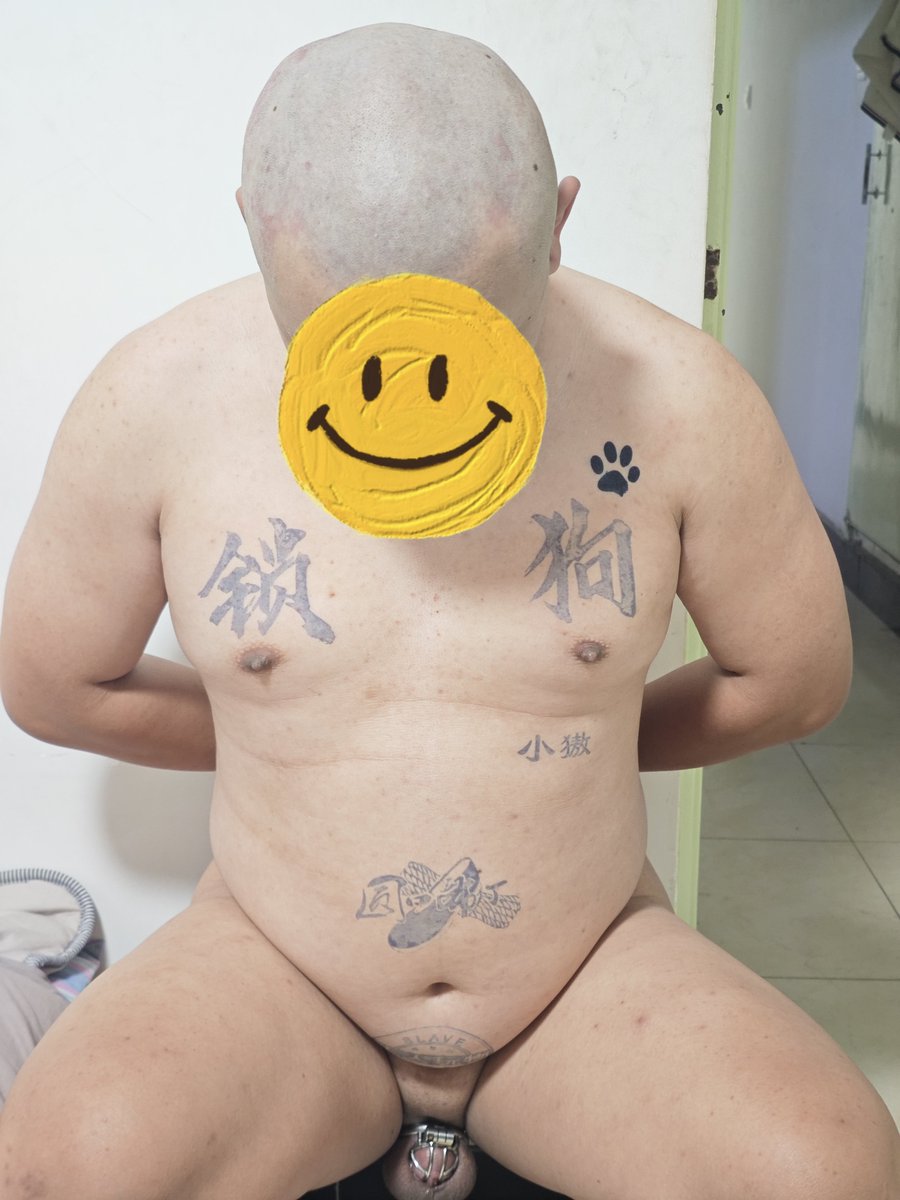 Master_BD_Bj's tweet photo. 十一假期，锁狗小獓跟我出门，到家第一件事先剃成无毛狗。
阴毛定期用激光脱毛，头顶的毛剃光。这才是一个狗奴该有的样子，出门在外能让主人一眼找到。
进屋脱光衣服，只有显眼的锁狗标志。 https://t.co/vl5QpwhqbY