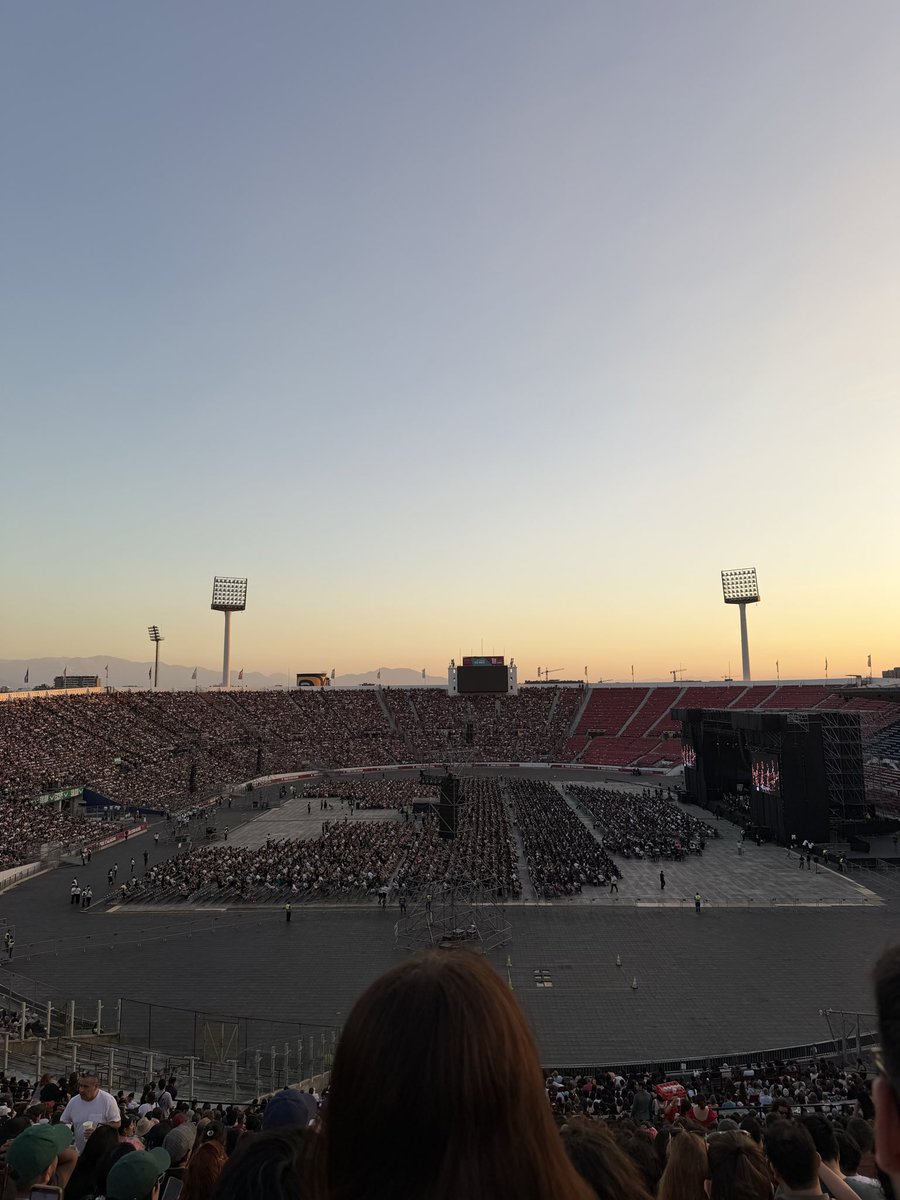 notpressre's tweet photo. el estadio nacional es GIGANTE, estas vistas son de galería norte sin zoom, ni siquiera estaba a la mitad, quizá en colombia pueda verse decente de todos lados, pero acá no, solo verán las de cancha y quizá pacíficos bajos con el escenario de los planos https://t.co/0qhGe9kVTC