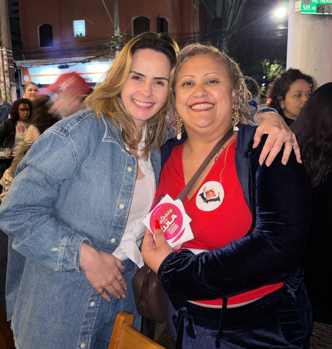 balfscait's tweet photo. o tuiteiro querendo botar fogo na ana paula em praça pública pq ela não postou foto fazendo o L e ela NO ATO DO LULA KKKKKKKKKKKK TO PASSANDO MAL https://t.co/qYMy4Dzbwq