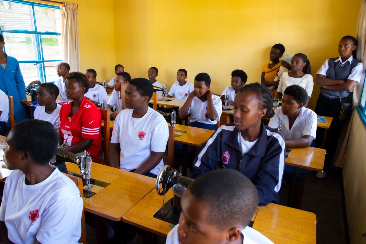 ShyogweDiocese's tweet photo. @SDiocese63071 through the Family Dpt. provided modern tailoring equipment to beneficiaries to support vocational training and entrepreneurship. Bishop @LouisKabayiza encouraged them to embrace the training, gain practical skills and use them to build sustainable livelihoods. https://t.co/2HYxH3tWXK