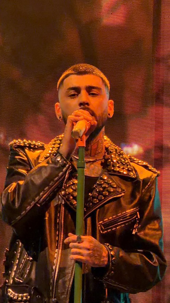 ZaynReport's tweet photo. HQ • More ethereal candids of Zayn during his Santiago show in Chile! ❤️

📸: hadassahhh https://t.co/rr7sCtaoPZ