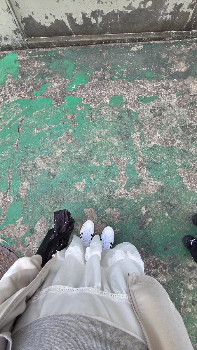 waaggiil__'s tweet photo. 그래도 정리 엄청 잘해주셔서 안쪽줄 생각보다 빨리 입성? 했어!! 혹시라도 이 착장이 보이신 트친분이 계시다면 인사 걸어주세요............... (롱 스커트 위에 회색 상의 입엇어요!!) https://t.co/Q1gzmt5abP