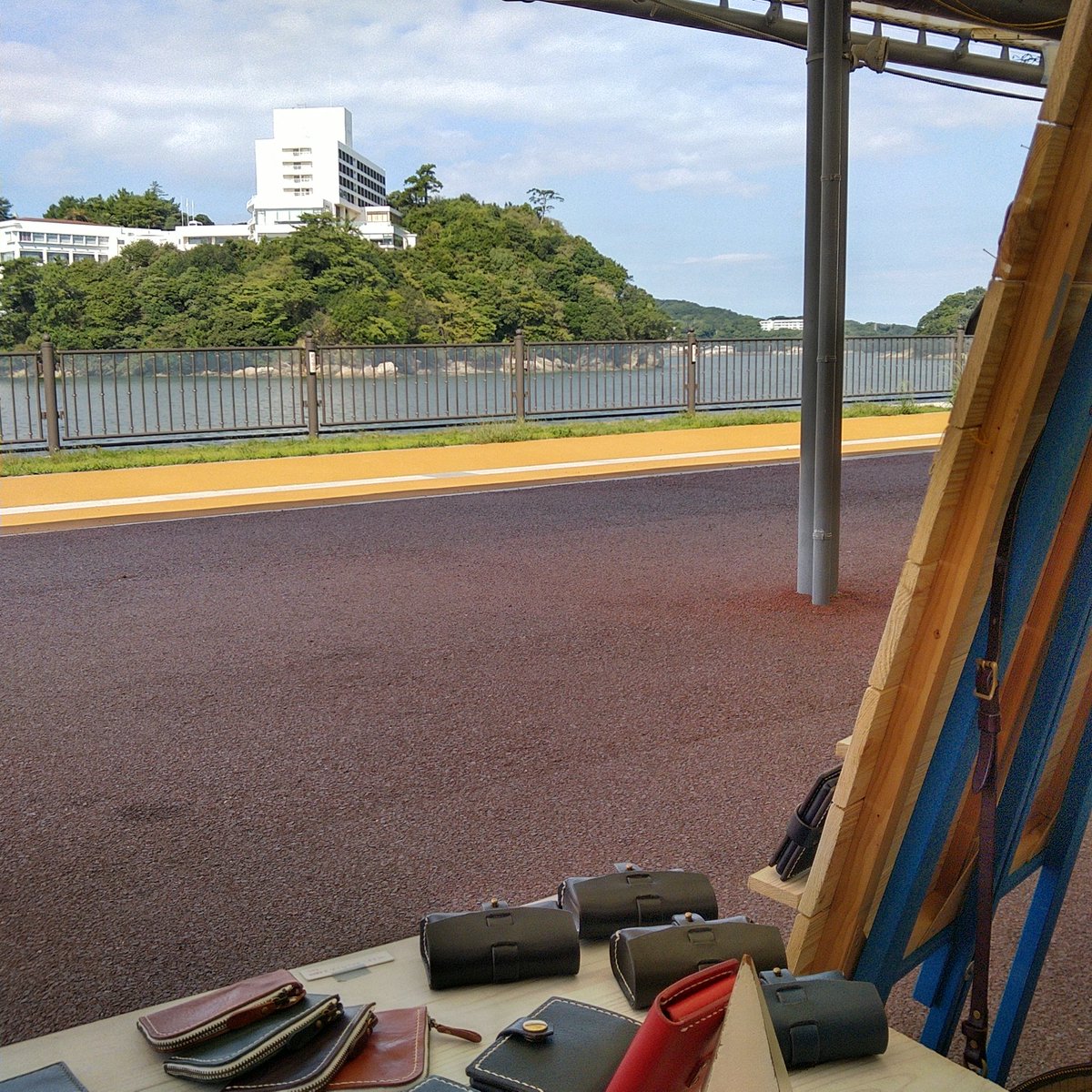 hama__kawagu's tweet photo. 今日は鳥羽のミジュマル公園横、びんだまマーケットに出店。

晴れた～。
よい眺めです。 https://t.co/40IdlaWSjs