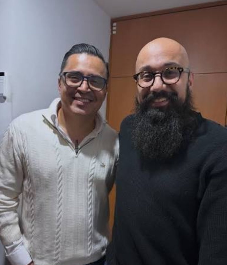 Chompos6402's tweet photo. Tu tío solterón llegando a la cena familiar con el roomie con el que vive hace 15 años https://t.co/isXNTlePFn
