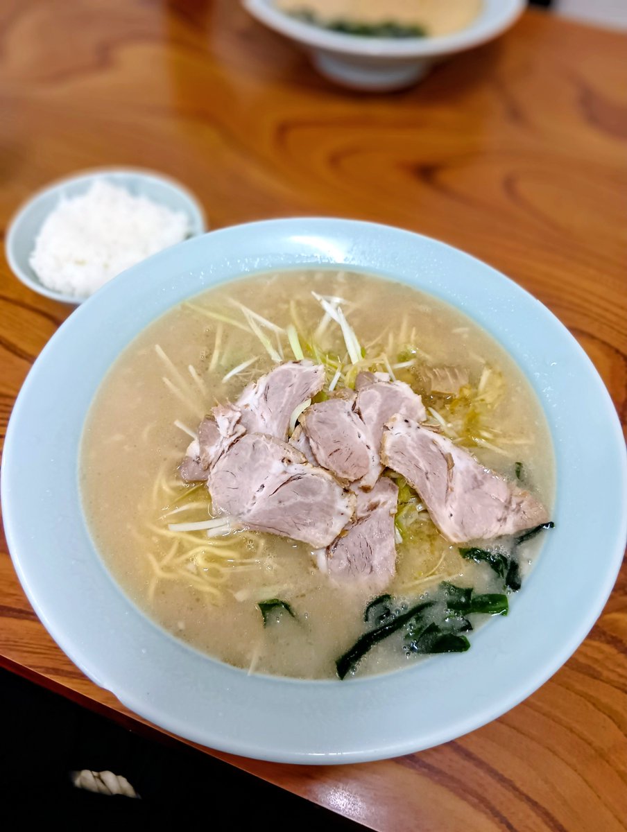 ValhallaDiablo's tweet photo. 「ラーメンショップ高鍋本店」
なぜ本店なのかAIで調べてみた。
現存する日向店、昔あった佐土原店、ラーショ感満載の「あとひきラーメン」いずれも関係性は不明…

掘れば掘るほど謎は深まり、結局真相は分からず🍜

まあ謎は解けなくてもラーショはうまい😋 https://t.co/7GhI0pipiS