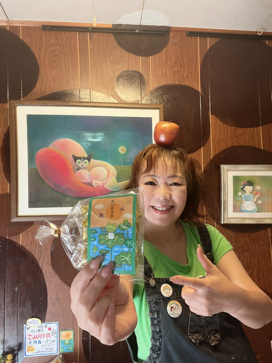 V_SEASON's tweet photo. 今朝は14度
ちょっと寒い朝でした🍂

ショート展示開催中です🍎

月刊りんご最新号はケロやん🐸
パピロ4本付き

そして臨時号はヤルキナシ🐈‍⬛
秋になってもやっぱりヤルキナシ
小さすぎるミニステージも好評です

展示は10/5(月)まで
12:00〜17:00
ふらっとどうぞ https://t.co/fg4pLzgK9V