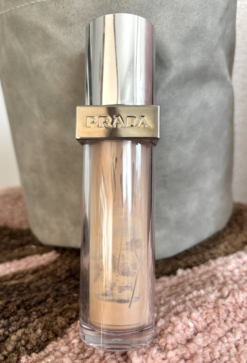 enna1010's tweet photo. PRADAのファンデ、明日で使いきれそう

ベースメイクは絶対に使い切りたいから、すごく選んで買ってる。

最初はセミマットなのが良かったけど、RMKの艶肌に改めて感動してからは、もうRMKしか使いたくなくて、脇役的存在になってしまってたけど、使い切りが見えてくるとやっぱり少し寂しい🥹 https://t.co/nUTC8X9A3z