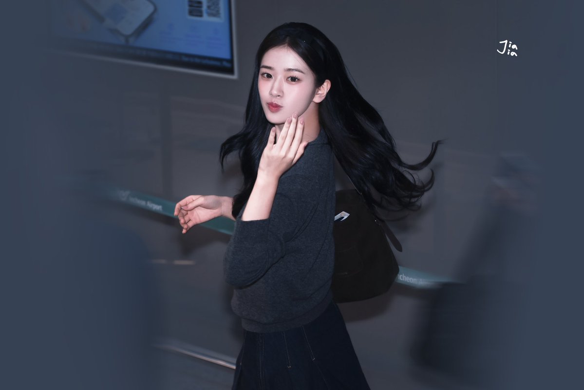 JIAJIA0102's tweet photo. 261003 패션쇼 출발🐊(2)

YUJIN VERS PARIS
#YUJINgoestoPFW
#ANYUJIN #아이브 #안유진 #IVE #YUJIN
#LacosteSS27 https://t.co/VGPQYVnvMf