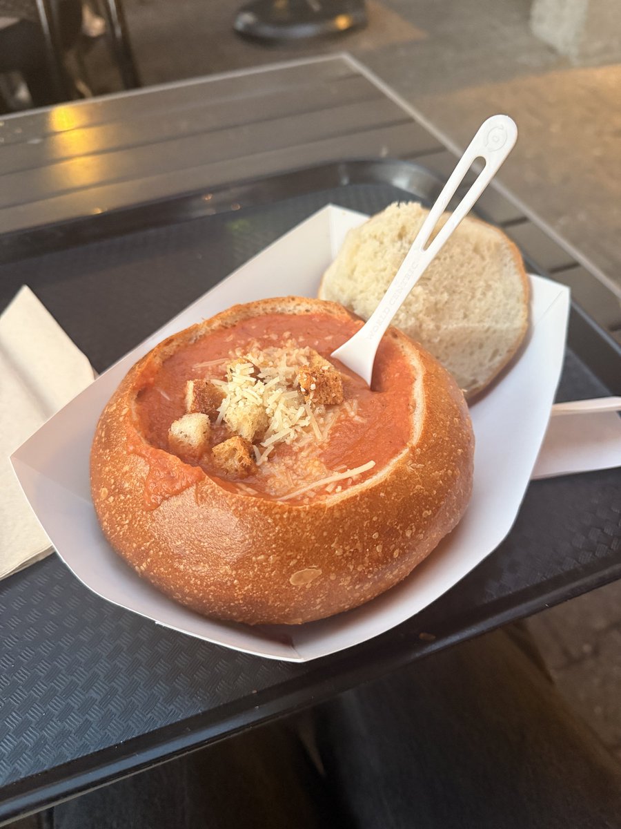 JayasriSNG's tweet photo. Pier 39 sunsets and boudin’s bread bowl 🤌 https://t.co/IIMT5e3hhD