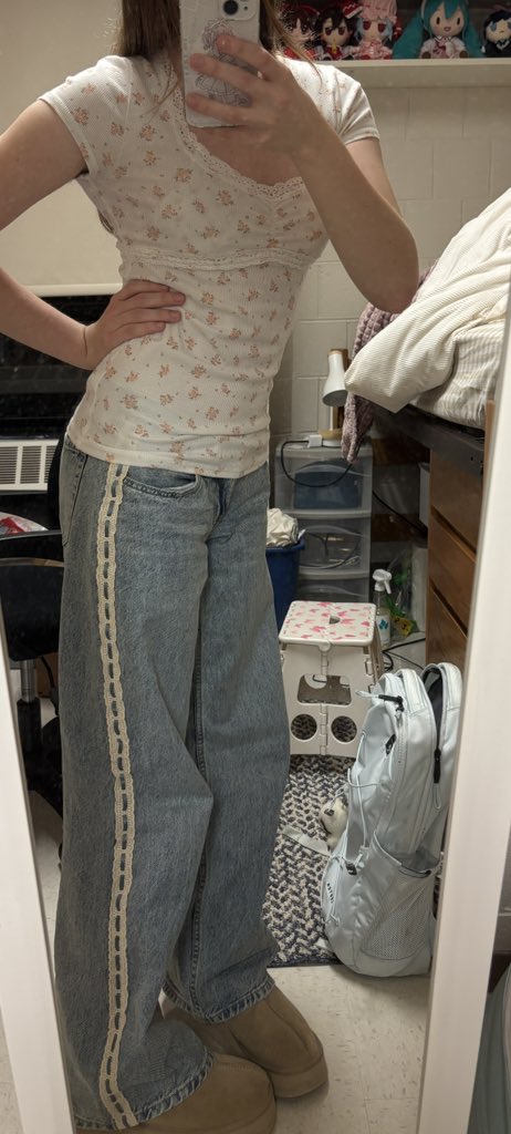 GoodGarbadge's tweet photo. Shitty picture but I got new jeans :D https://t.co/7ykfAuOVlu