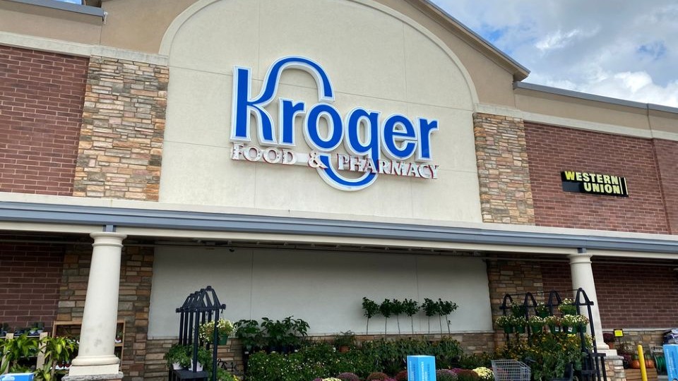 pgrocer's tweet photo. Kroger is officially rolling out its new Kroger Rewards World Elite Mastercard, an everyday spend credit card that integrates with the grocerโs expanded rewards program: https://t.co/YHLikhSlEQ
#kroger #grocerynews https://t.co/r3mzESOJKR