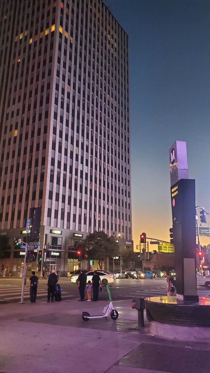 militantangleno's tweet photo. 87° at dusk in #Koreatown. https://t.co/eeD5ZofCP7