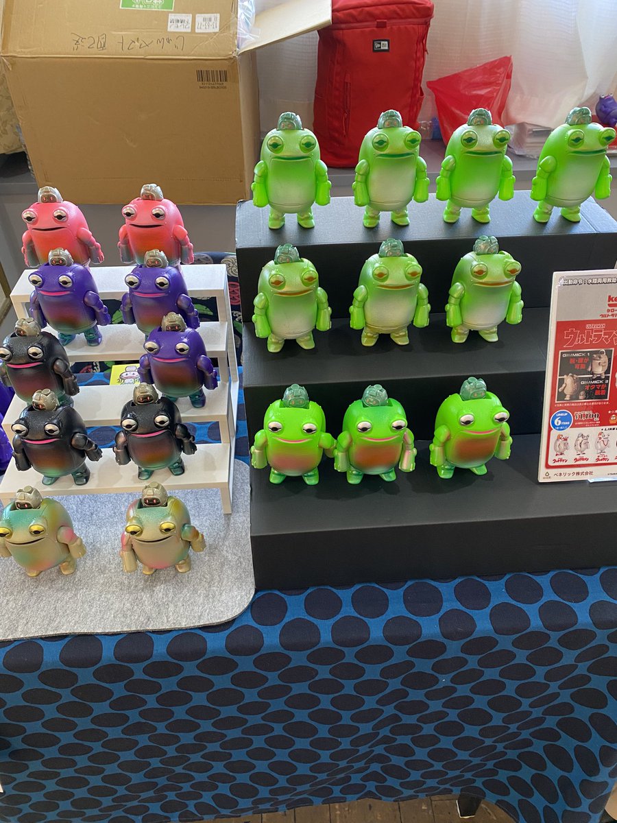 n_takeyama's tweet photo. 今回のみちのくソフビ祭り2026。
左のハグレにもオタマロボつきます。
ハグレ8000円　いらない方はご申告ください。オタマ抜き7000円。
右のカラーネン（通常）オタマ付き7000円となります。 https://t.co/XC9rApFrmC