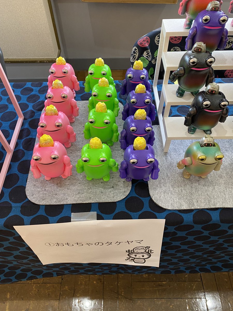 n_takeyama's tweet photo. 今回のみちのくソフビ祭り2026。
左のハグレにもオタマロボつきます。
ハグレ8000円　いらない方はご申告ください。オタマ抜き7000円。
右のカラーネン（通常）オタマ付き7000円となります。 https://t.co/XC9rApFrmC