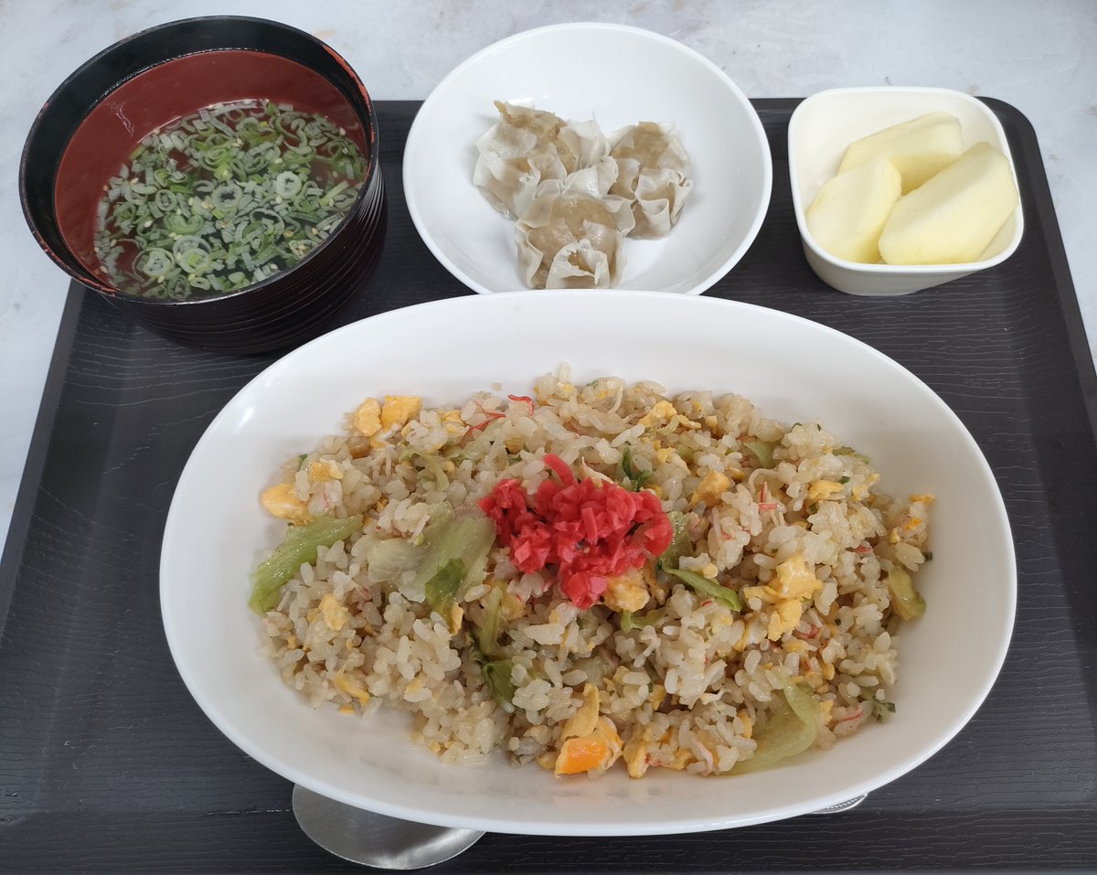 sagyousho1011's tweet photo. 本日はレタスチャーハン、シウマイ、中華スープ、リンゴ🍎です❗️
いただきまーす🥄✨️ https://t.co/Fpjpbxpk4H