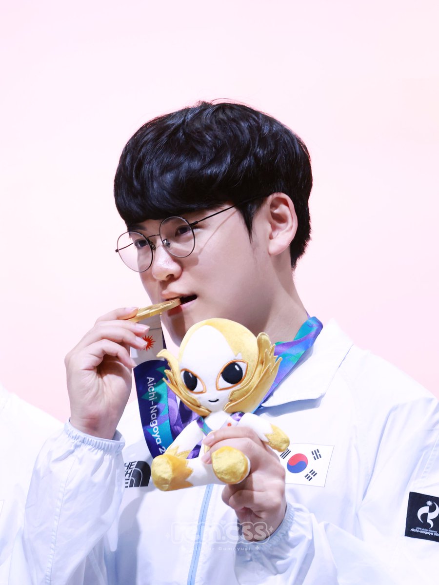 rem_css's tweet photo. 261002 AG

초콜릿잖아ㅋㅋㅋ..

#Gumayusi #구마유시 #이민형 https://t.co/8XMlgZfqej