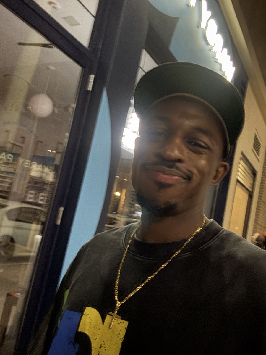 ArtofTrill's tweet photo. Went out to another art exhibition tonight and this time I actually talked to people. I’m proud of me. https://t.co/semsuEHZHY