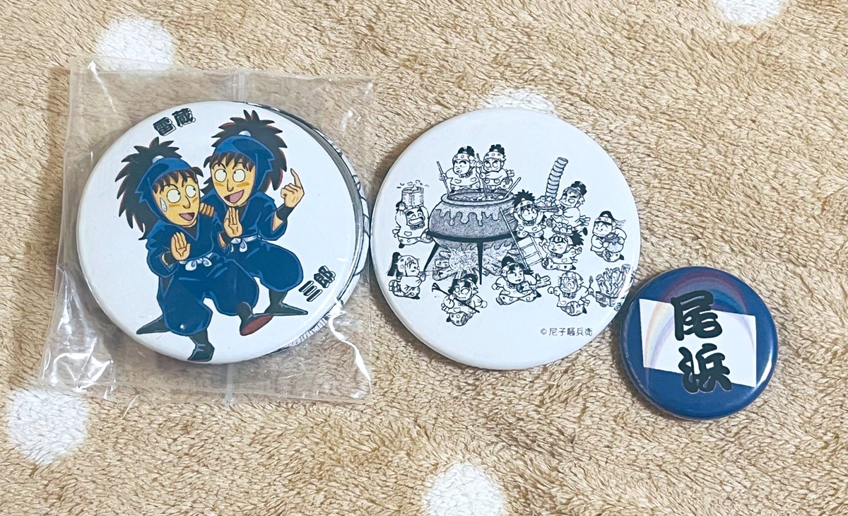 pometanu_6's tweet photo. 一番右のサイズ想定してたらガチャも記念の缶バッジもこのサイズ感でびっくりした
1️⃣はの子達がよく見えるから得した気分 https://t.co/AaVMRgRFUU