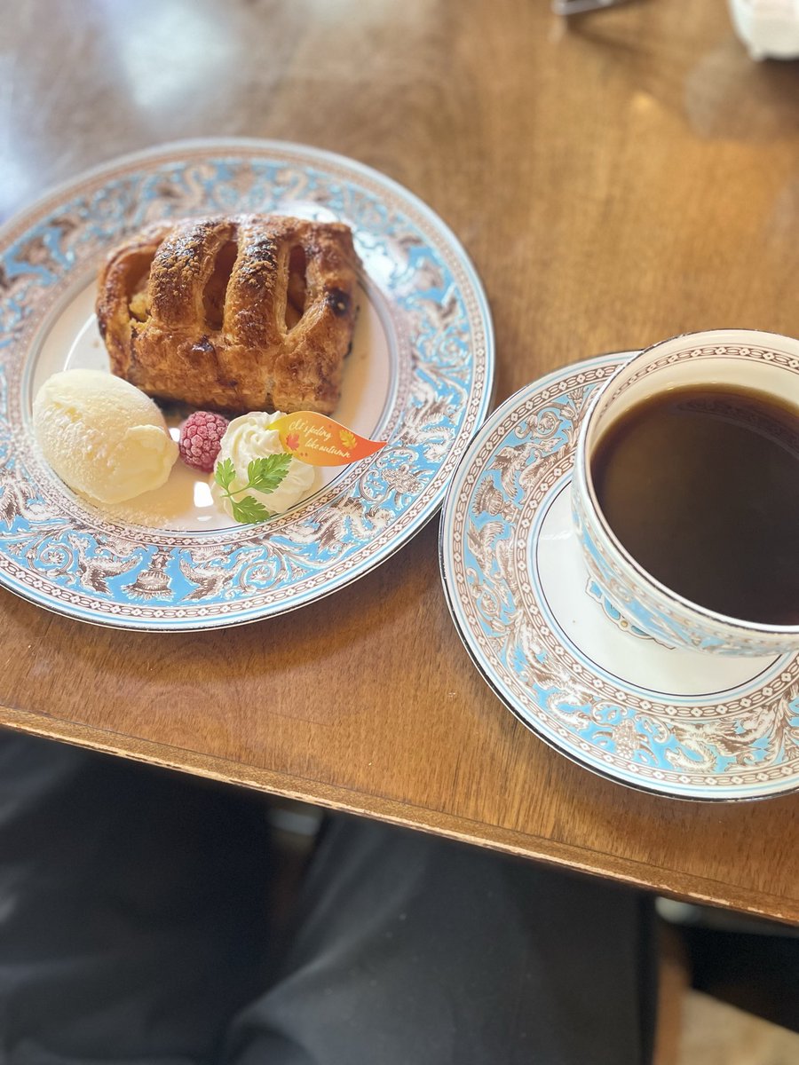 Kamibaraoru1's tweet photo. ☕️アゴーディアナでモーニング🍎
名物のアップルパイをいただきました！
サクサクのパイ生地に、りんごの甘さが相性抜群✨
アイスとクリームを添えてあり、朝からちょっと贅沢なデザートタイムでした☺️
#アゴーディアナ #アップルパイ #モーニング #喫茶店 #カフェ巡り #アップルパイ #豊橋���ーニング https://t.co/slebAfYdCJ