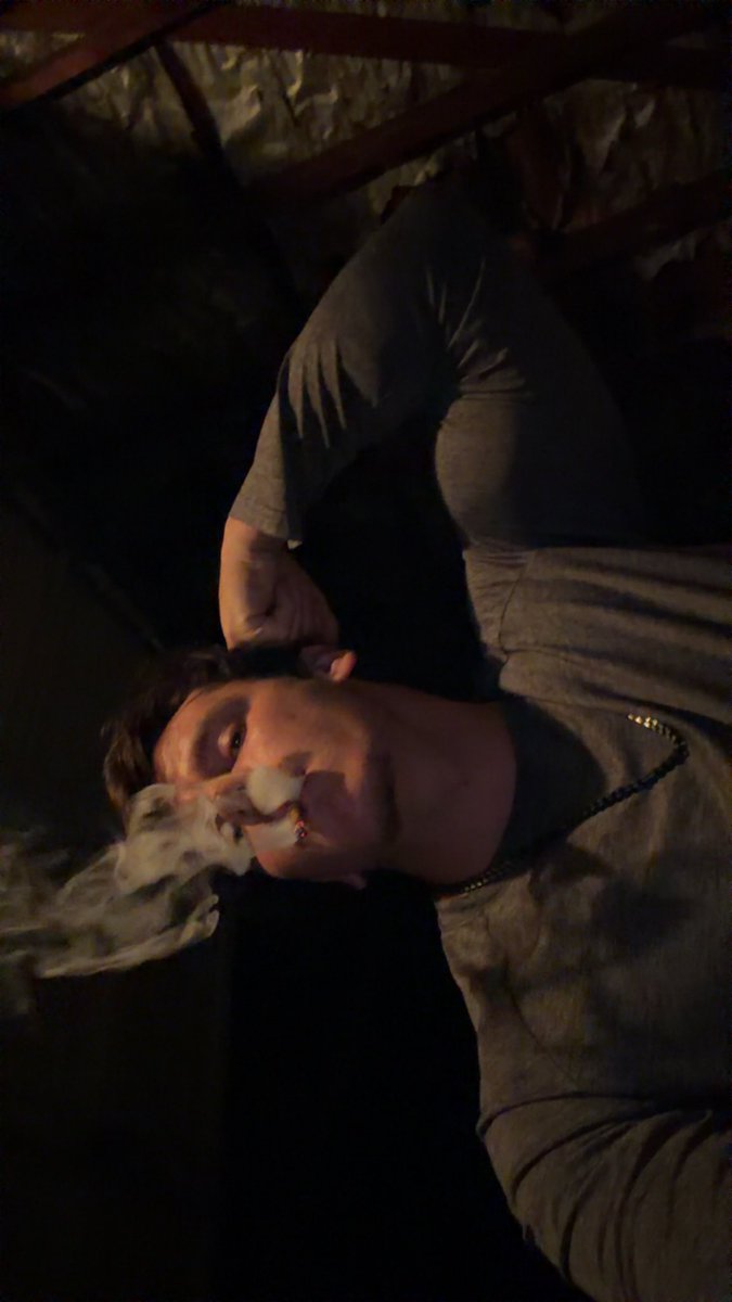 KyleSenkowski07's tweet photo. Im probably the only mf that smokes 4 blunts a day drinks 3 days a week and hits the gym for 6 days a week with 40-60 hours at work 📈🤯 https://t.co/Jb00IY6RTs