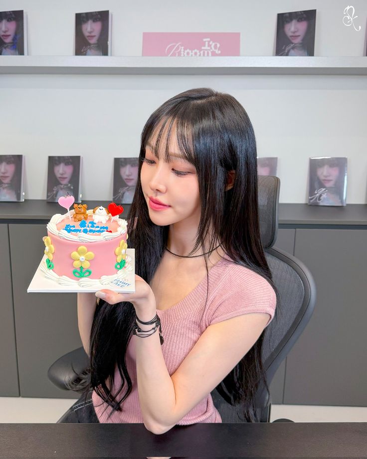 YujuWorldwide's tweet photo. Hashtag party for Yuju's birthday starts now ! 

Drop the tags and your well wishes for Yuju 🫶

Moonstruck by Yuju  
#러뷰의_첫사랑_유주생일
#Twenty_9Years_WithYuju 

#YUJU #유주 @YUJU_atarea https://t.co/ehaxJcox3A
