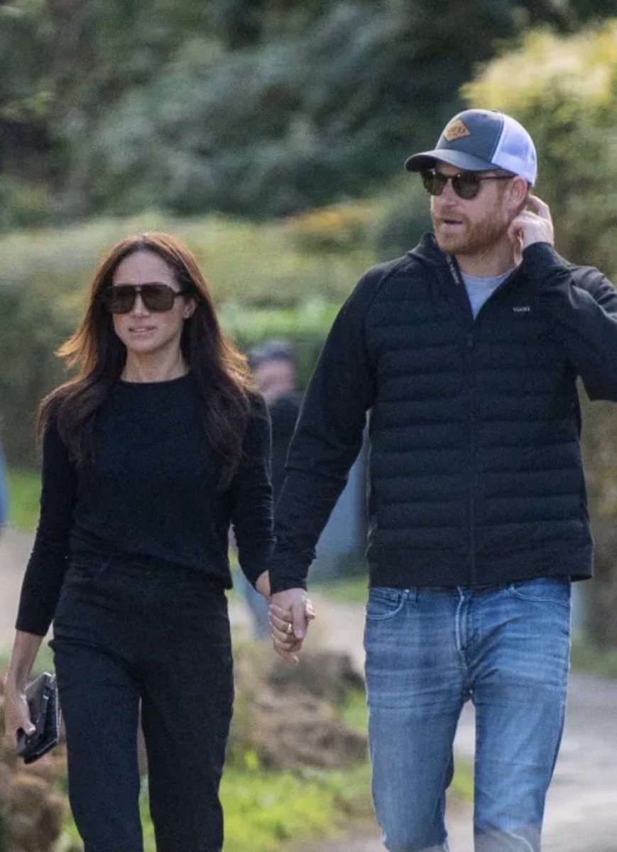 ZandiSussex's tweet photo. OMG… I can’t believe I’ve been offline since yesterday, only to come back and find the REAL King and Queen of the UK have been out and about! 🥳💃🏽🕺🏽

And damn, they look good! 😍🔥

#HarryAndMeghan
#LoveAlwaysWins https://t.co/yCRFItoA8F