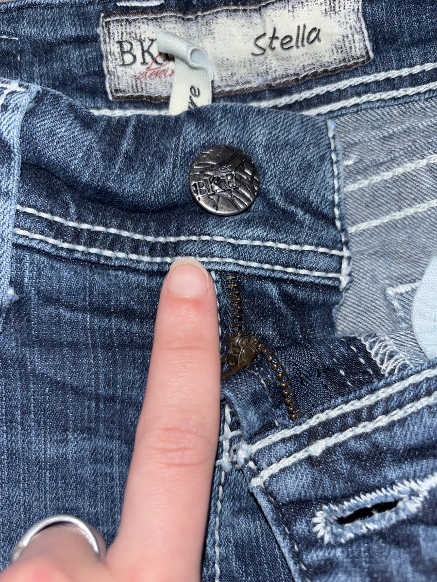 syrensbonez's tweet photo. found an even lower rise pair of BKE's today🤩

this doesn't even count as a zipper at this point🤣 https://t.co/kI8KxCLKMI