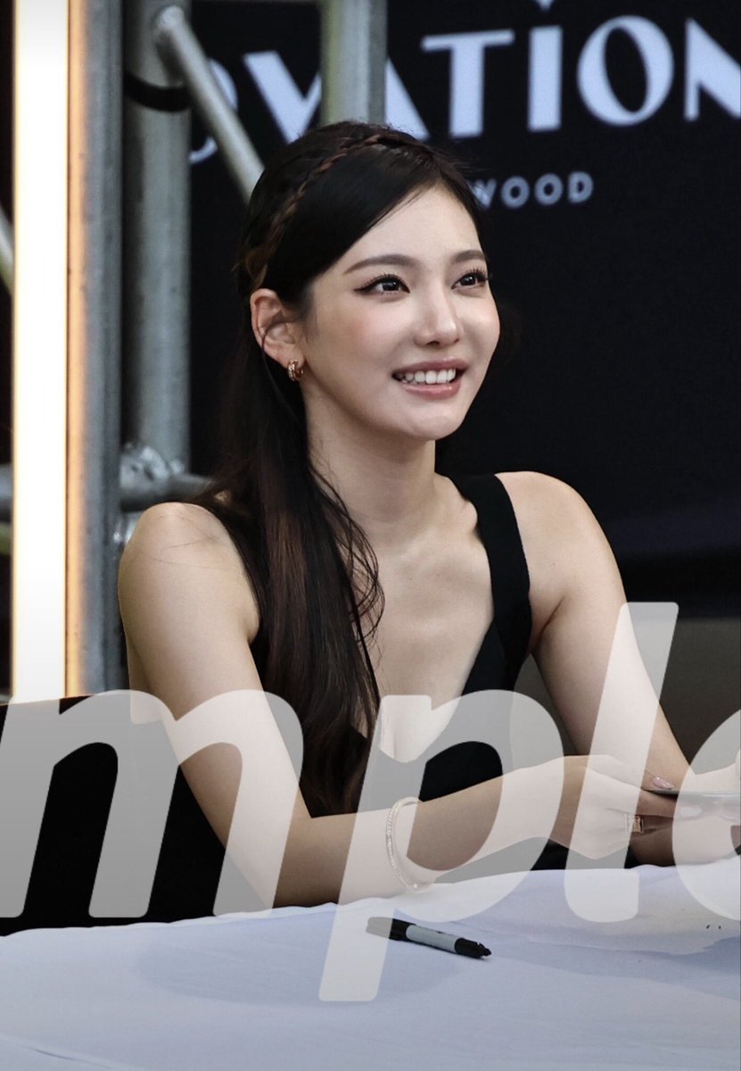 chaenglovesus's tweet photo. ningning’s smile is so pretty 🫠 https://t.co/TXA2CGQldC