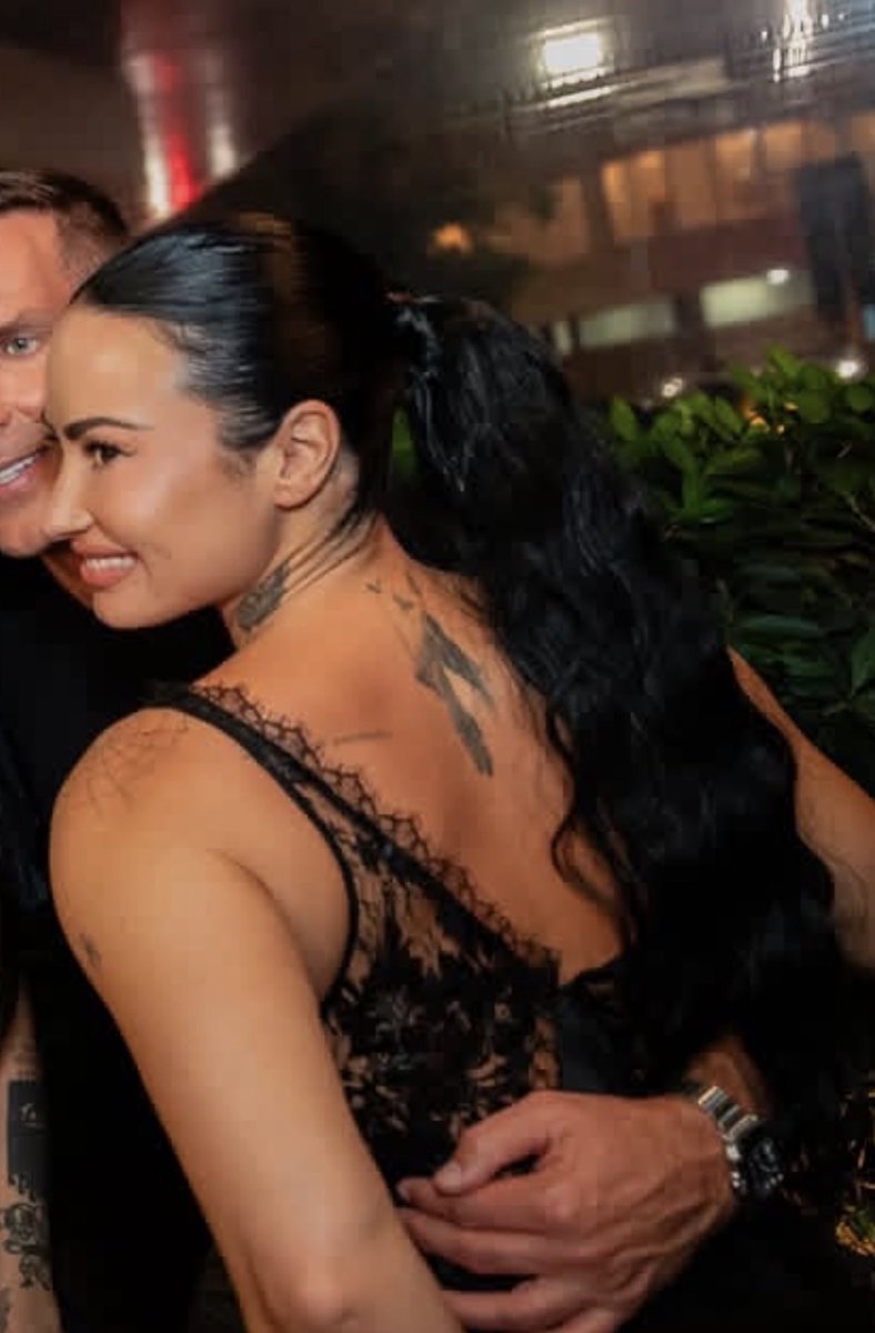 rtflovato's tweet photo. demi lovato is truly stunning https://t.co/1MNsxn2WXl