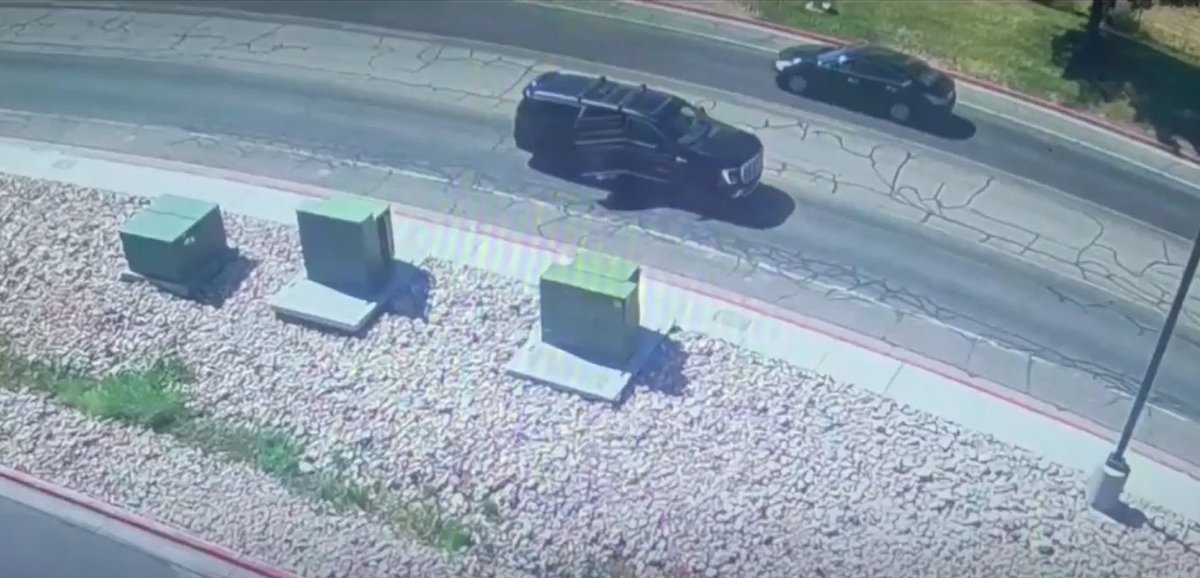 zoozoosop's tweet photo. People are catching up on the SUV being rather slow. We already know it was somewhere near 400 S 1200 W (1.2 mi away) at 12:26; near 50 S 1200 W (1.6 mi away) at 12:27; and at 12:28 it was till a couple of minutes away from the hospital. It seems to have averaged 40 mi/h-ish. https://t.co/7kPBwD52bK