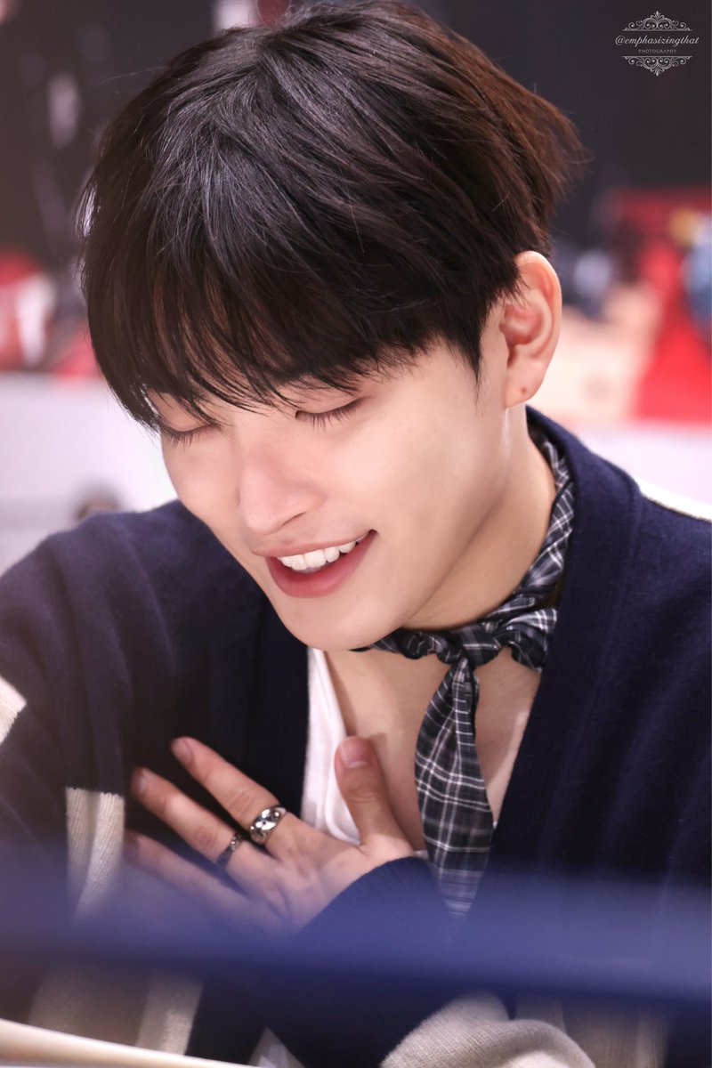 tinyprettykhj's tweet photo. gosh he’s so pretty and his long pretty eyelashes https://t.co/aDu2az03dK