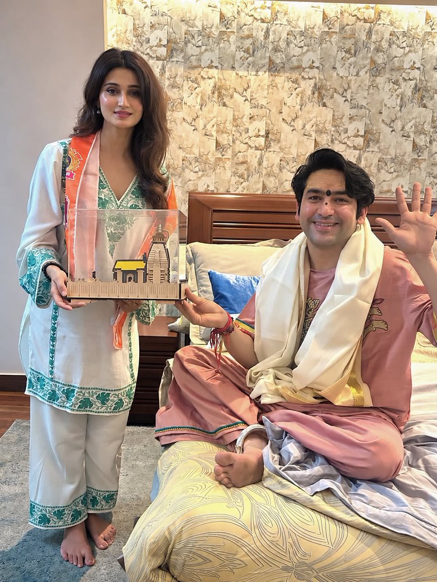ImGauravYadav9's tweet photo. सब मोह माया है भगत, बाल ब्रम्हचारी जी लडकी के साथ 

यह लडकी पेशे से एक्ट्रेस मॉडल है, जो बाबा से प्राइवेट रुम में मिल रही है 

मुझे तो कुछ गड़बड़ लग रही है, आखिर अकेले में मिलने की क्या जरूरत ...Read news https://t.co/Meu5y6fAo2