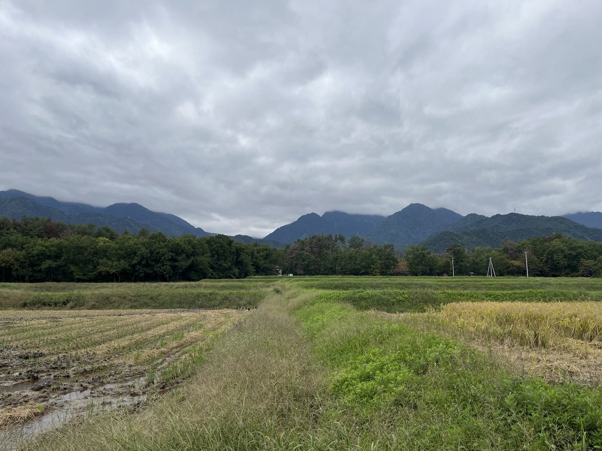 azuminoyamasora's tweet photo. 北アルプス定点観測
2016/10/03 土曜日11:00曇り
雲量9 層積雲(山からは雲海)
衛星写真見ると松本盆地の上に雲
①安曇野の里地600m気象
気温17.3℃湿度52%北2.5m/s
②北アルプス稜線3000m気象
気温2.9℃湿度7%西4.9m/s
③外気温が18℃ないので過ごしやすいけど、肌寒い感じです。秋が山からやって来る https://t.co/mxyYatJgBq