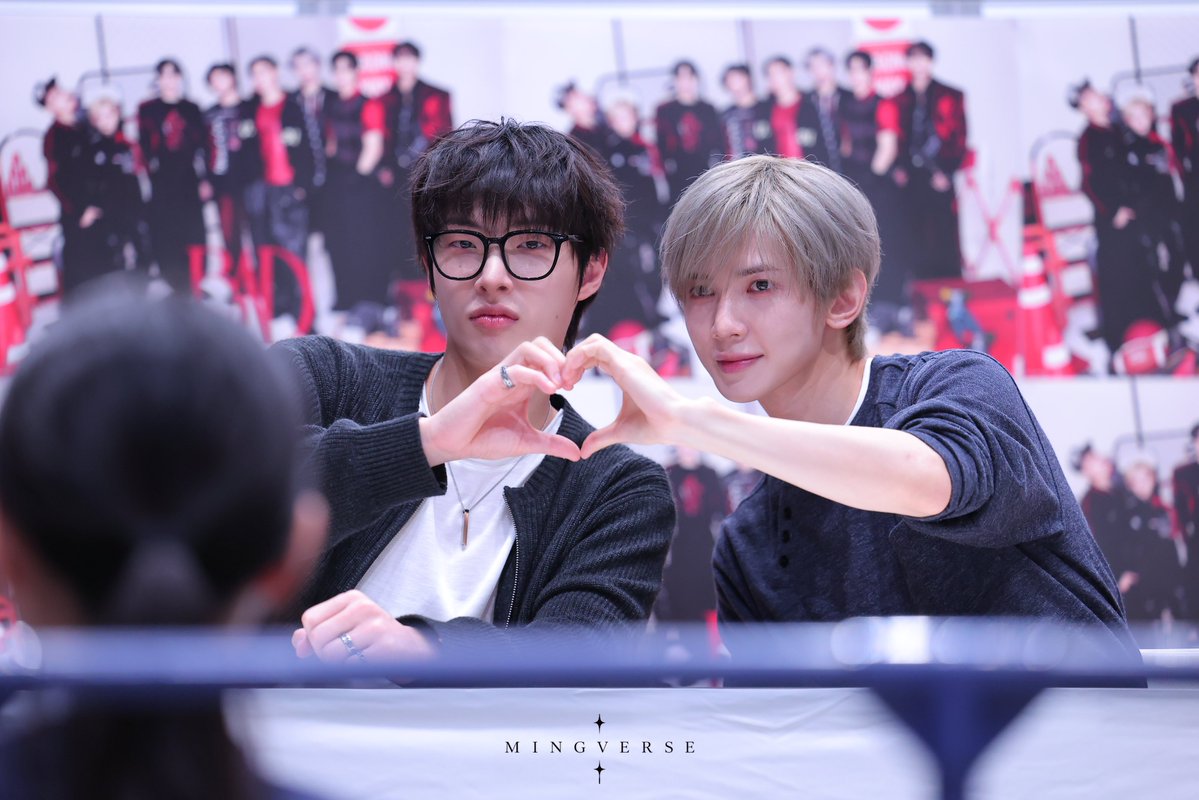 MingVerse_0809's tweet photo. [261002]
🐥일본 오프라인 단체 사인회 🐥

#MINGI #송민기 #민기 #ミンギ
#YEOSANG #여상
#ATEEZ #에이티즈  #エイティーズ 

可愛いだけじゃダメですか？(•ө•)ෆ⃛ https://t.co/l2lhqYoVvm