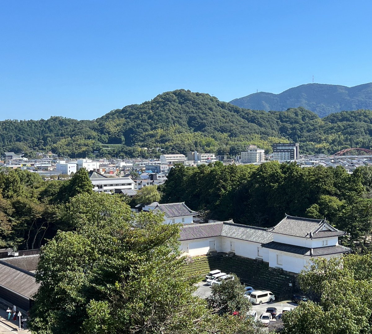 clarisse1979740's tweet photo. ⭐️🏯佐和山城からの移築石垣🌟
                〜国宝彦根城 なう！〜

彦根城の鐘の丸 西面の20mほどの
石垣は😆三成公の佐和山城からの
移築石垣と確認されています

写真は鐘の丸から📸佐和山城を

天面の石垣を✨いいこいいこ✨
してあげました😊

#石田三成
#佐和山城 https://t.co/ZQbq9g7gWs