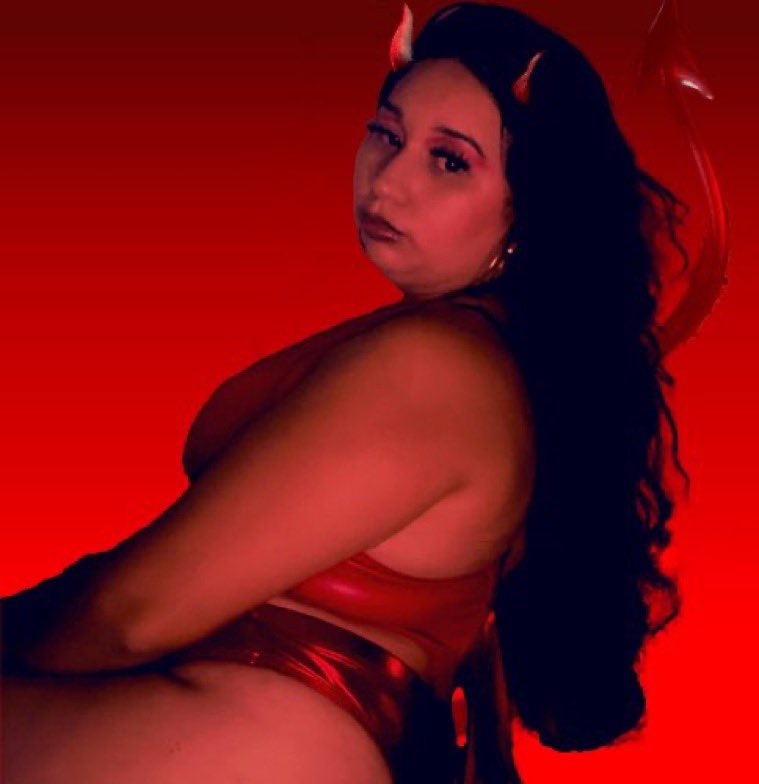 stallisflorkive's tweet photo. In honor of hottieween heres my SFTH look i did 2 years ago https://t.co/Jr9eiq5OTq