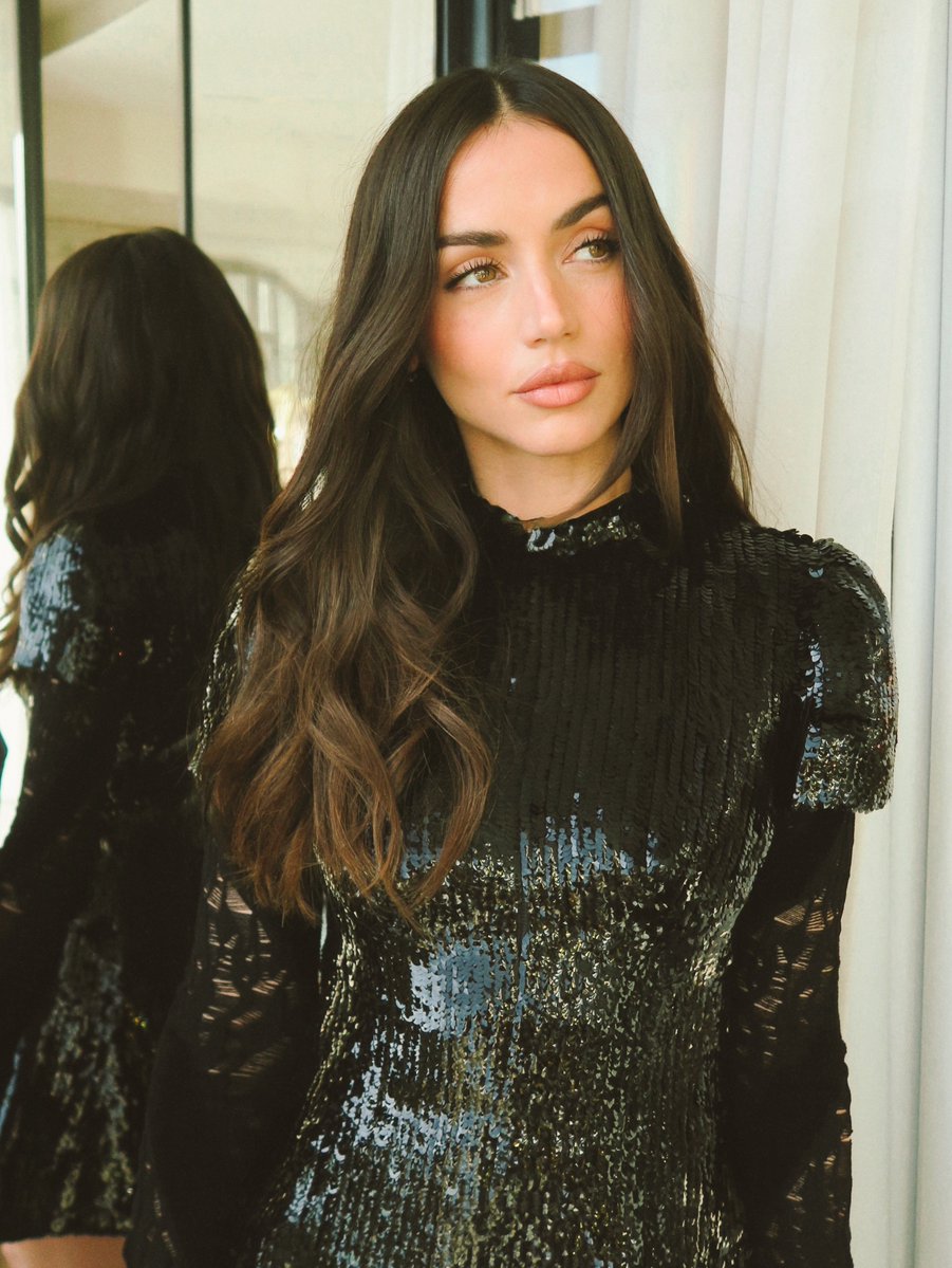 anadearmasdaily's tweet photo. ANA DE ARMAS ?!!!???!!!! OH MY GOD https://t.co/35LuxEYWBt